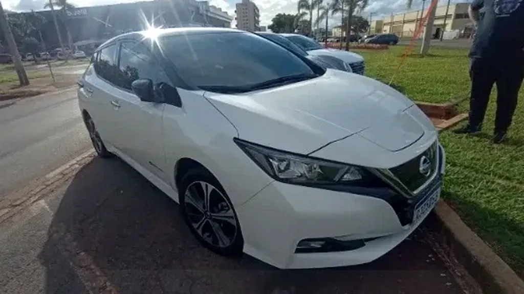 Foto de um nissan leaf