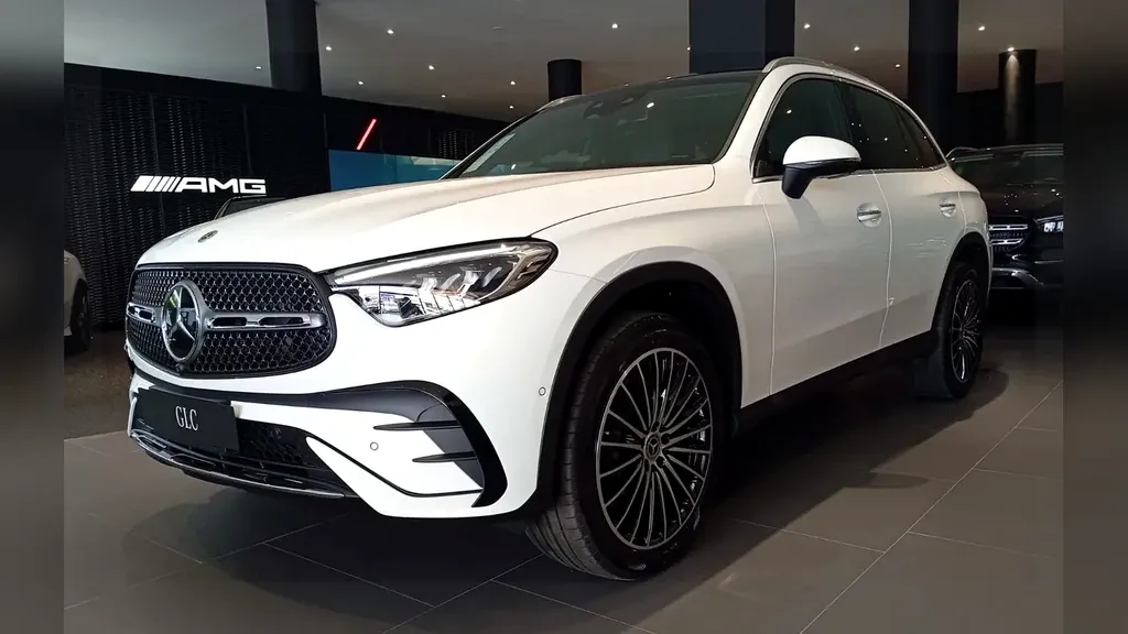 Foto de um mercedes glc 300e