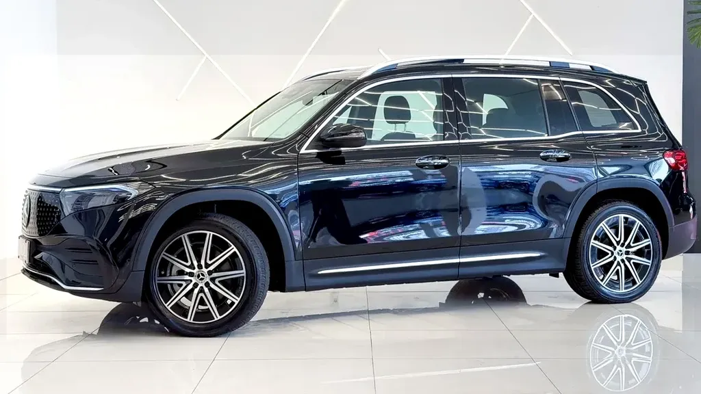 Foto de um mercedes eqb 250