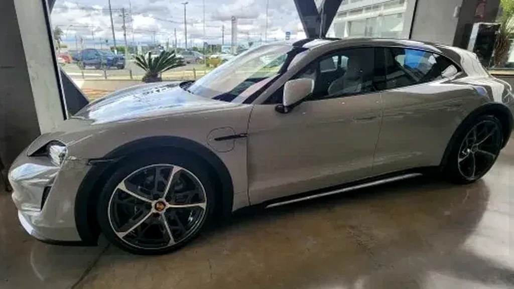 Foto de um porsche taycan