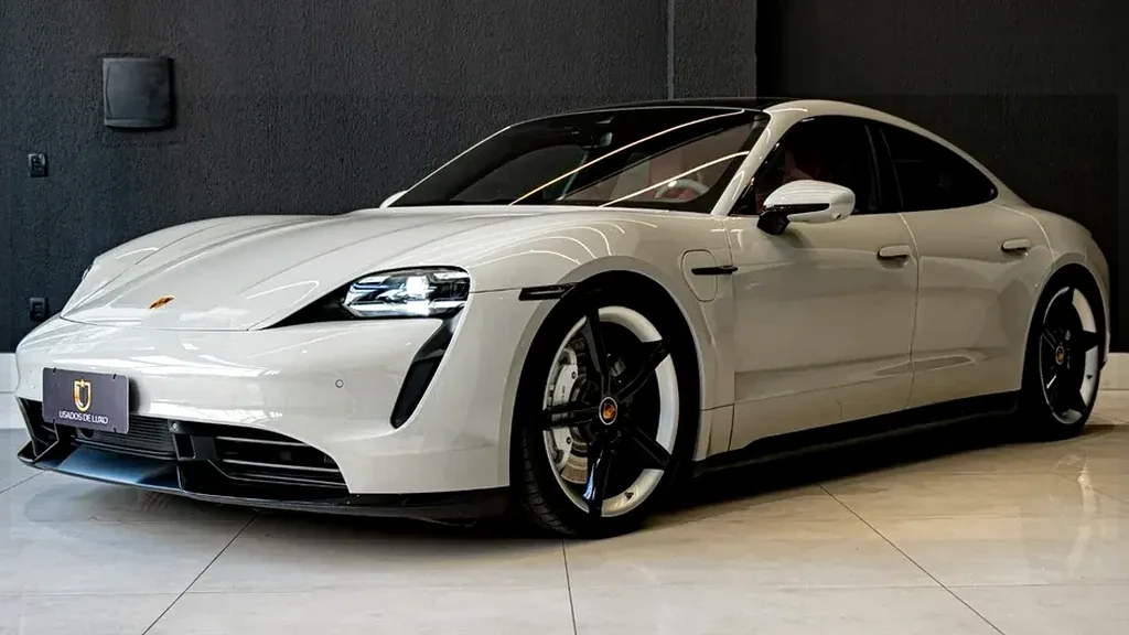 Foto de um porsche taycan
