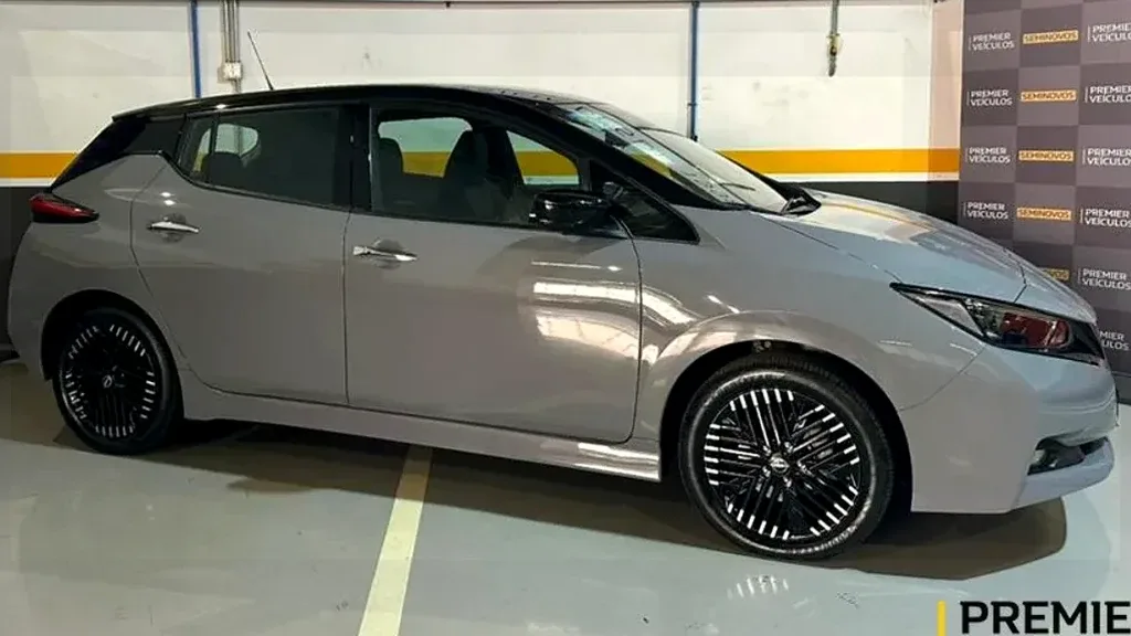 Foto de um nissan leaf