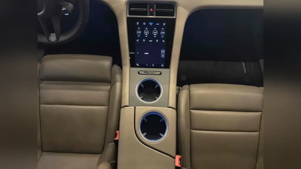 Porsche Taycan - Imagem 17