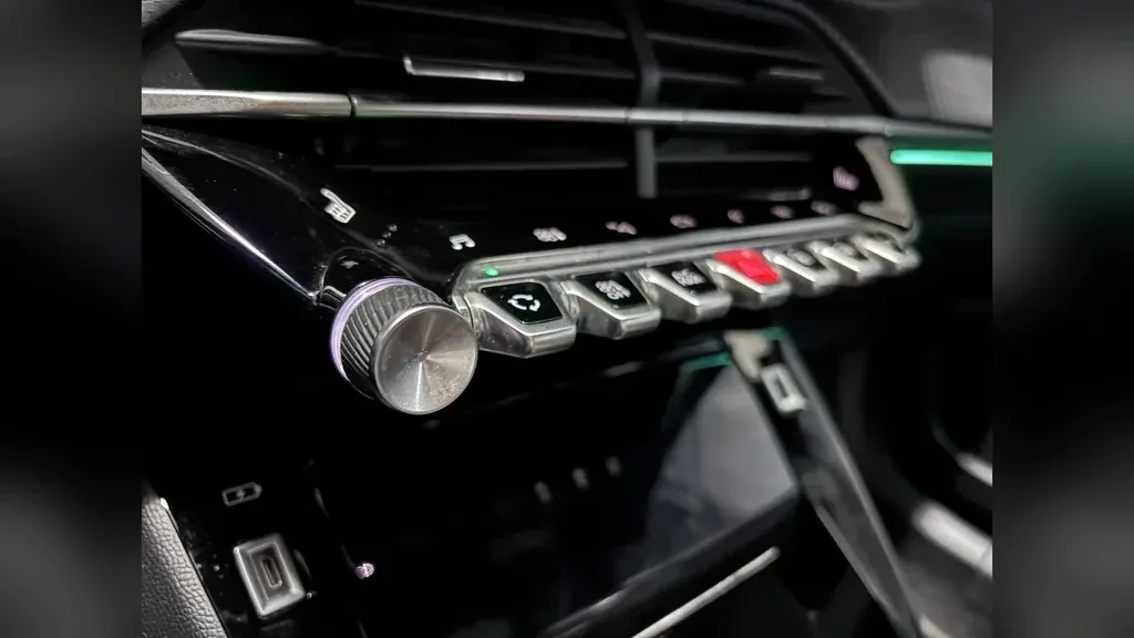 Peugeot E-2008 - Imagem 16