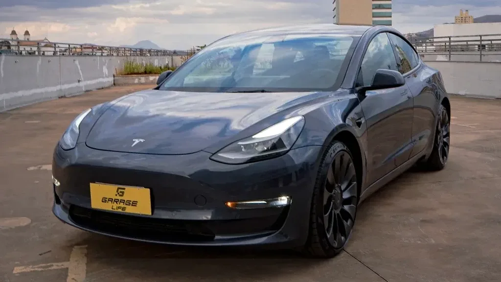 Foto de um tesla model 3