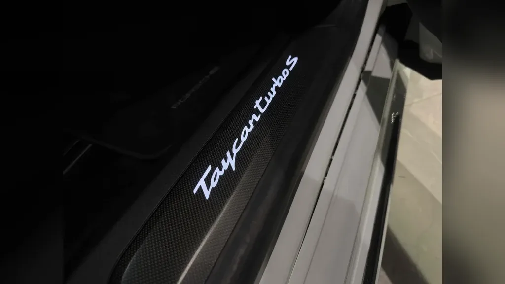 Porsche Taycan - Imagem 14