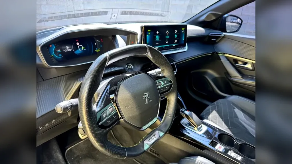 Peugeot E-208 - Imagem 8