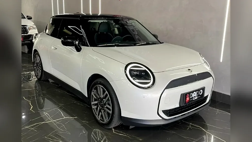 Foto de um mini cooper se