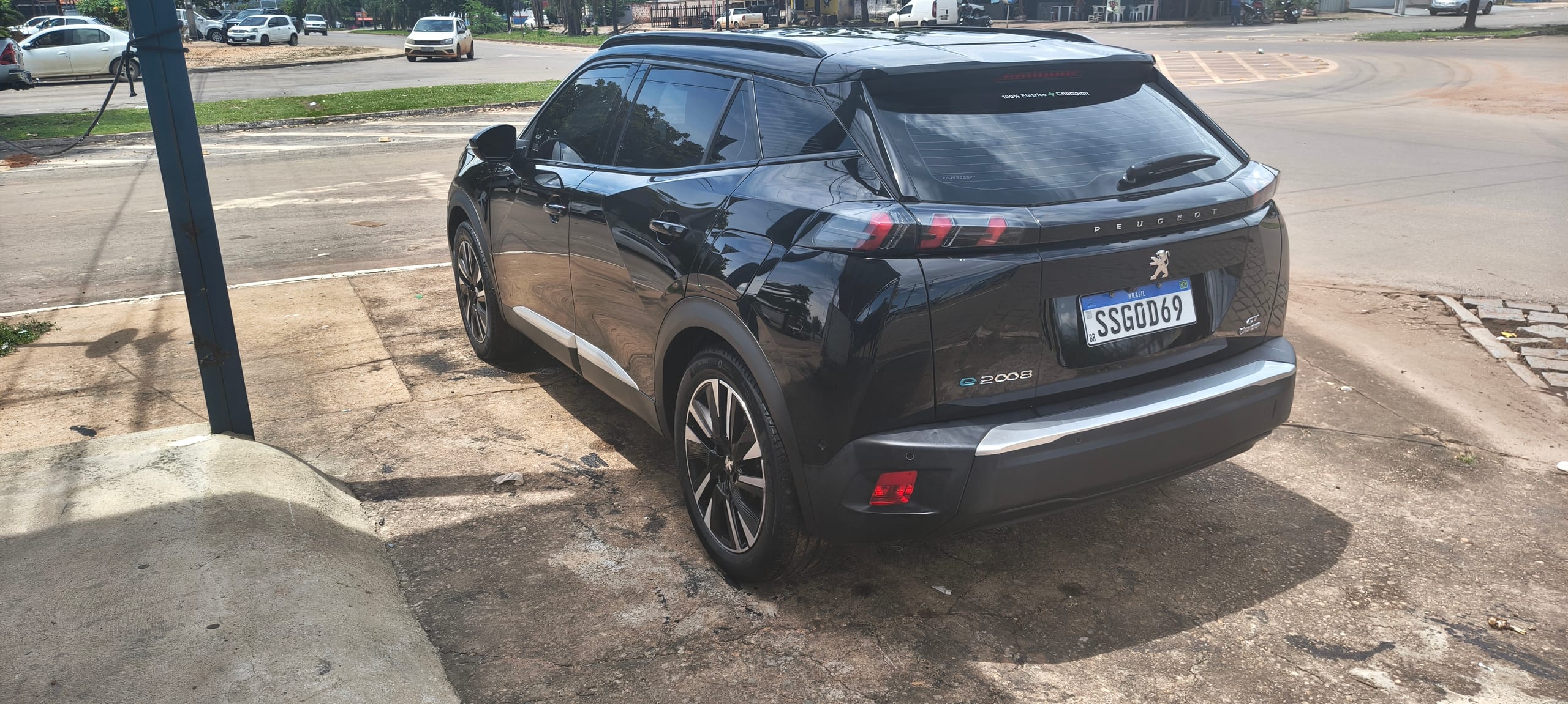 Peugeot E-2008 - Imagem 7