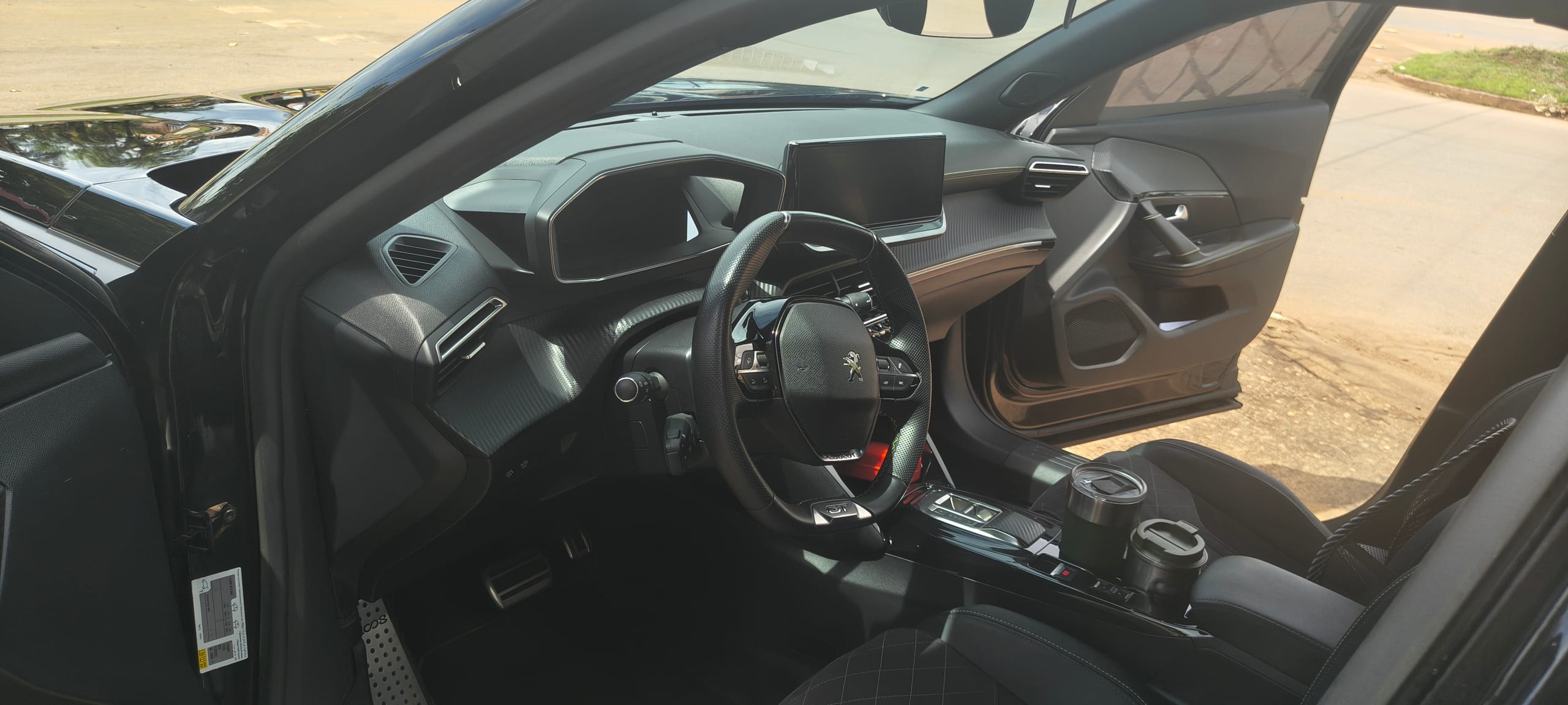 Peugeot E-2008 - Imagem 13