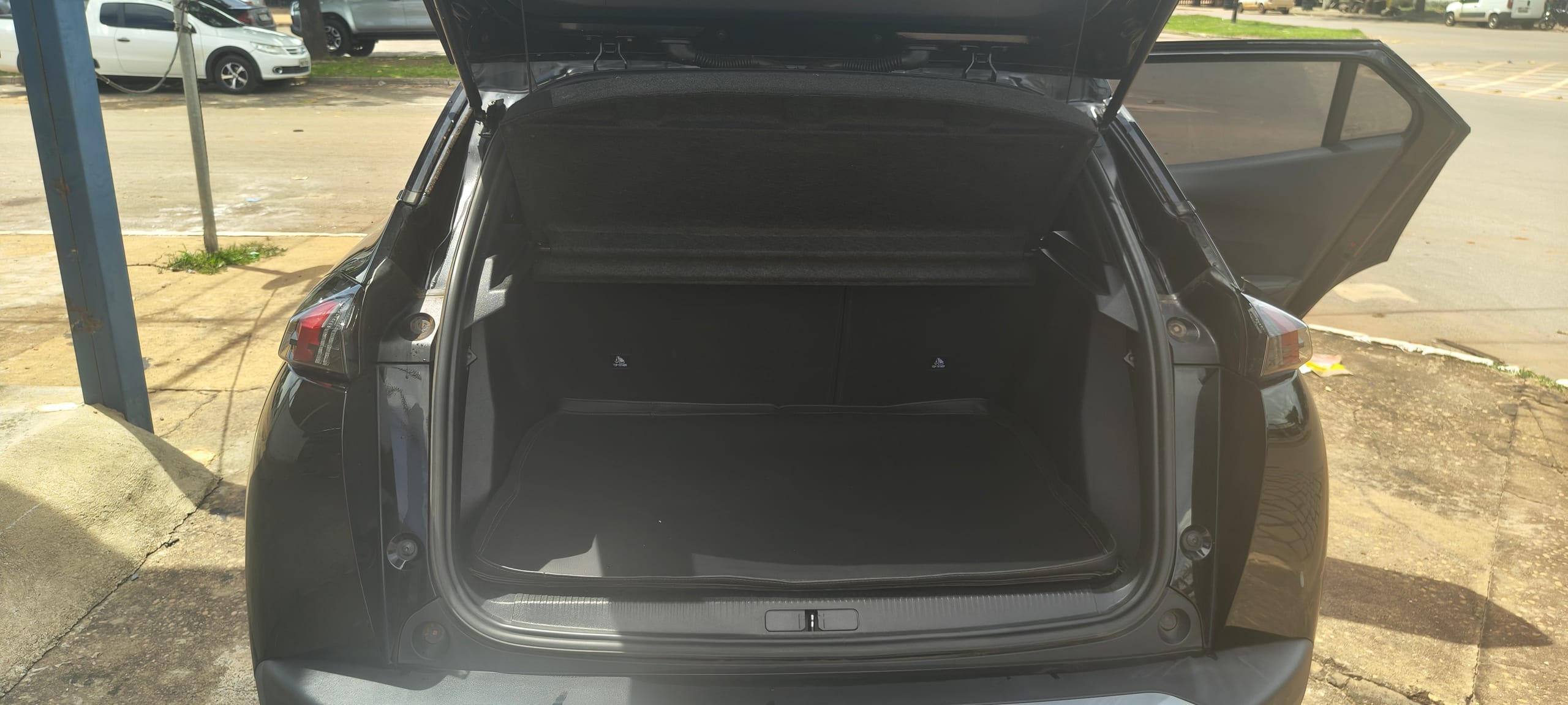 Peugeot E-2008 - Imagem 16