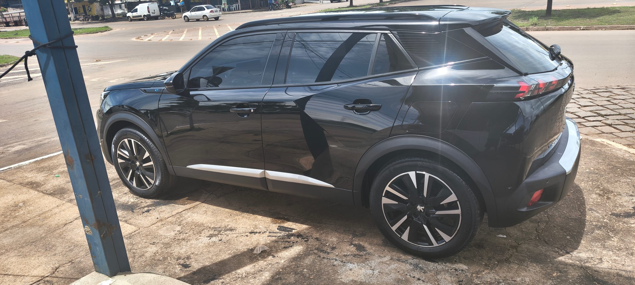 Peugeot E-2008 - Imagem 17