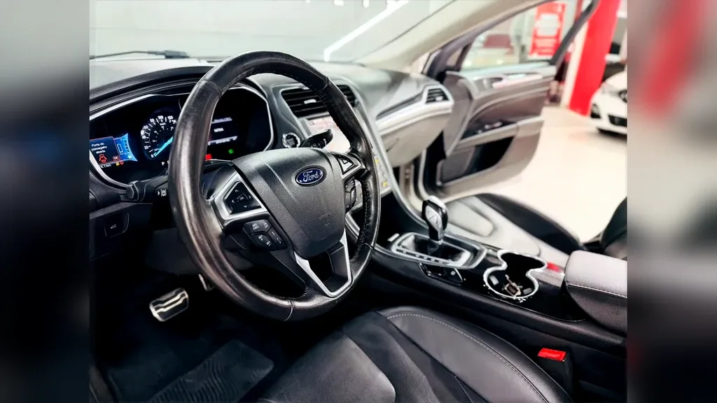 Ford Fusion Plug-in Hybrid - Imagem 11