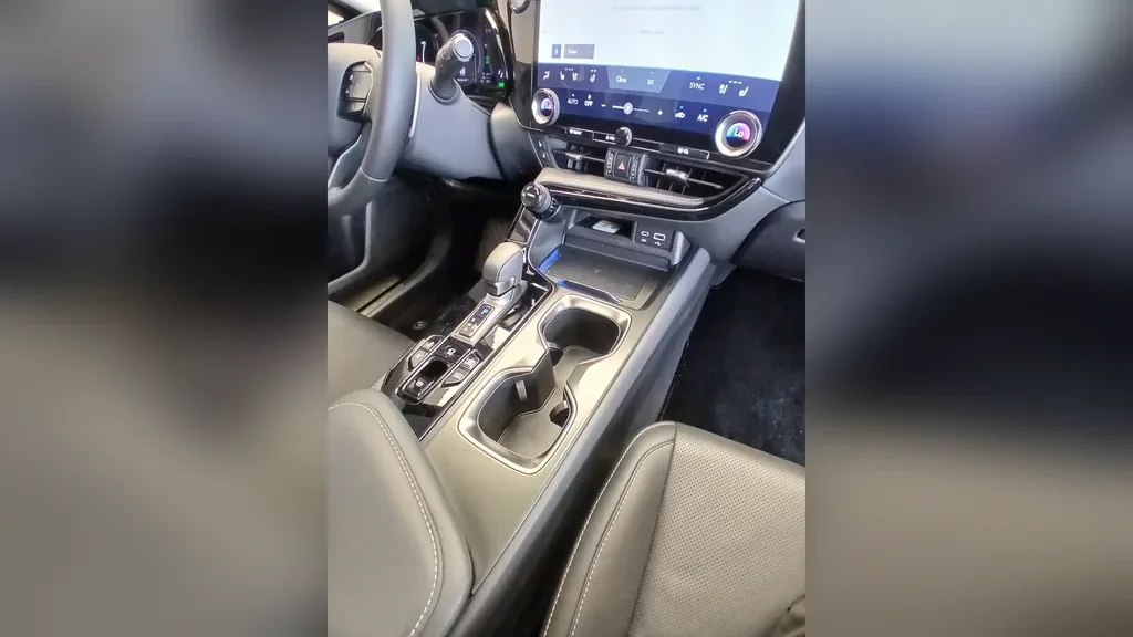 Lexus Nx 450h+ - Imagem 18