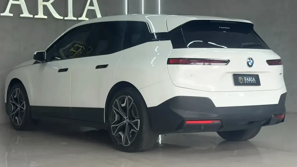 BMW Ix - Imagem 7