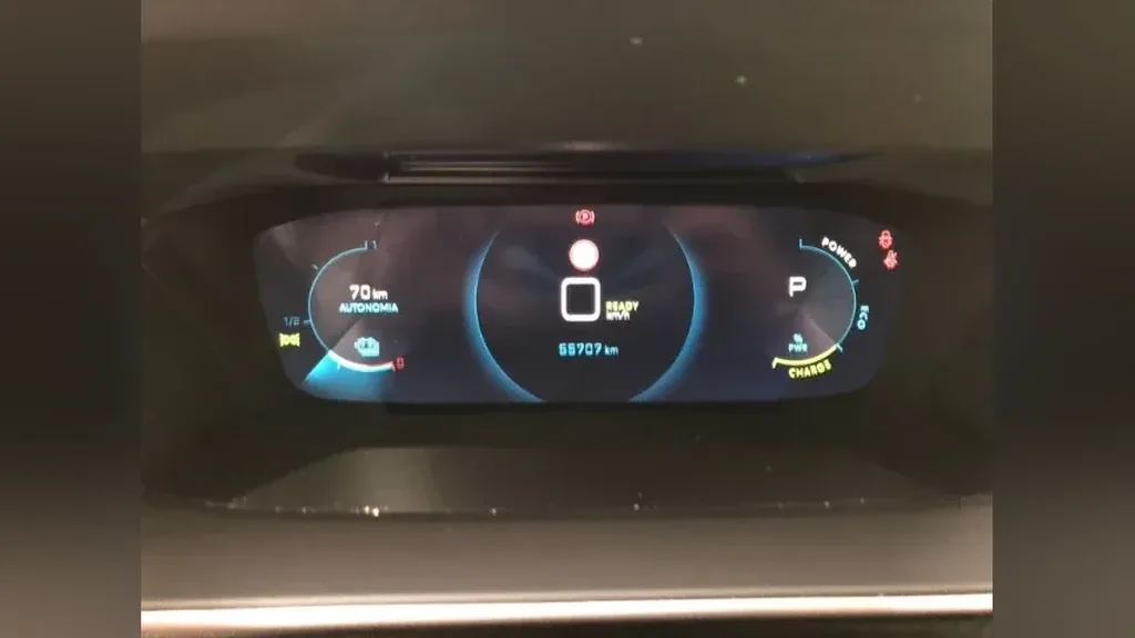 Peugeot E-2008 - Imagem 13