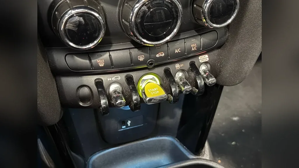 Mini Cooper SE - Imagem 12