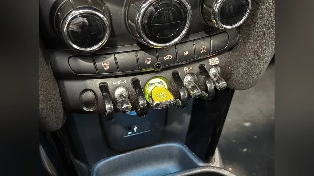 Mini Cooper SE - Imagem 12